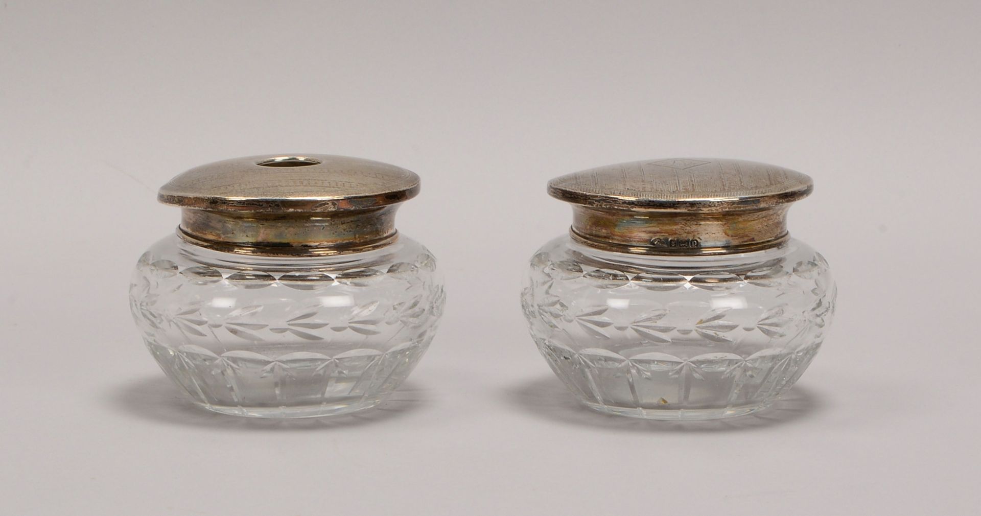Paar Deckelgefäße, Kristallglas mit Sterlingsilber-Deckel (punz.); Höhe 7,5 cm, Ø 10 cm  - Bild 2 aus 2