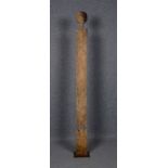 Gedenkpfahl (Afrika), Holz naturbelassen, figürl. geschnitzt, auf Eisensockel