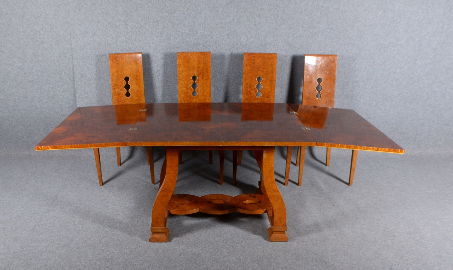 Sitzgruppe: Tisch, Wurzelholz-Furnier, Deckplatte intarisiert - aufklappbar, und 4x Stühle - Bild 3 aus 3