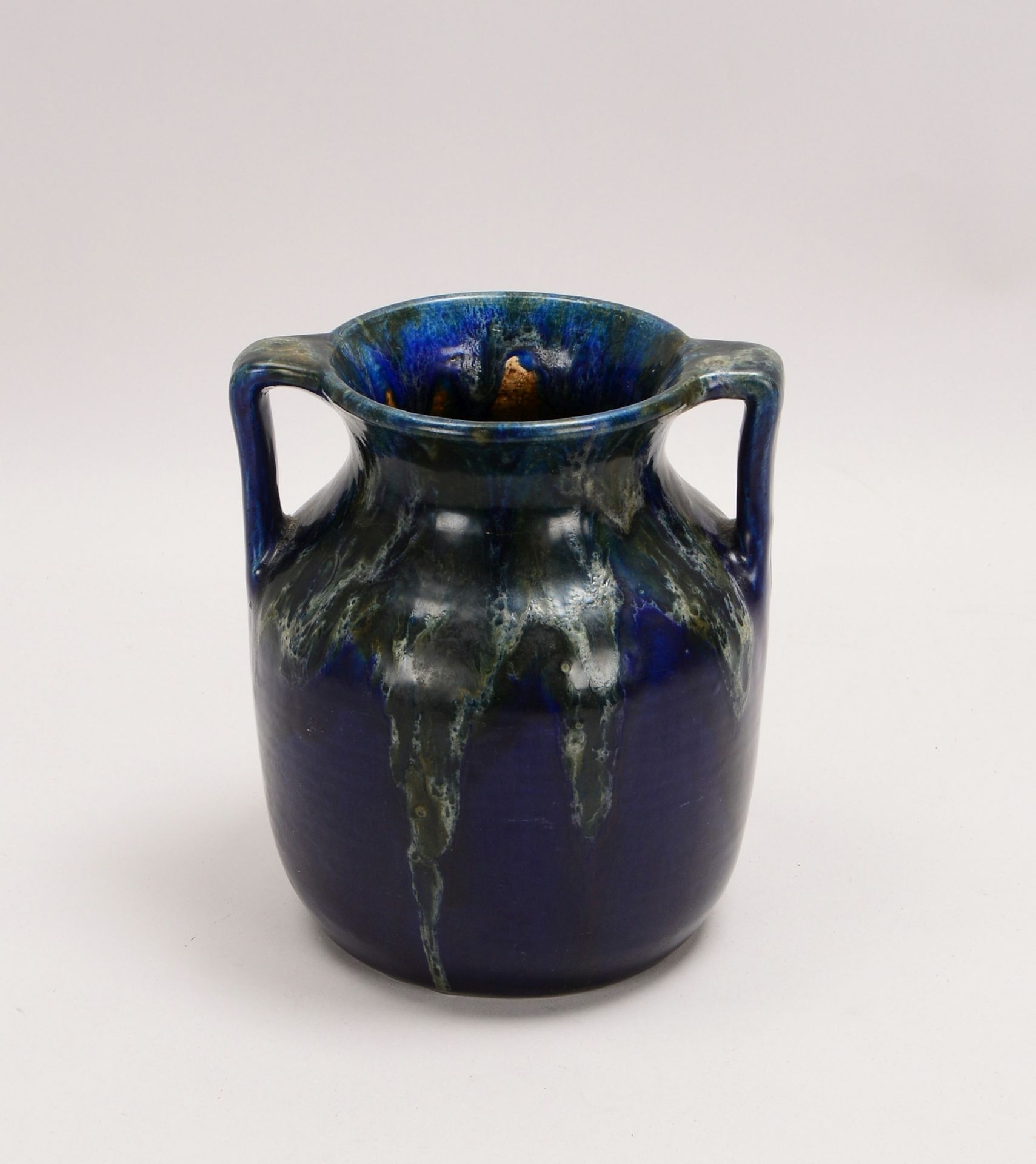 Mutz, Richard, Henkelvase, Keramik, umlaufend mit blaugr&uuml;ner Laufglasur, gem.