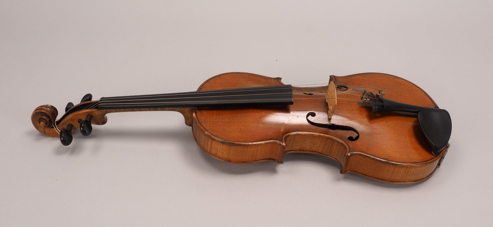Alte Geige, Korpus innen bez. &#039;Nicolaus Amatus in Cremona 1643&#039; (ohne Zub.) - Image 2 of 2