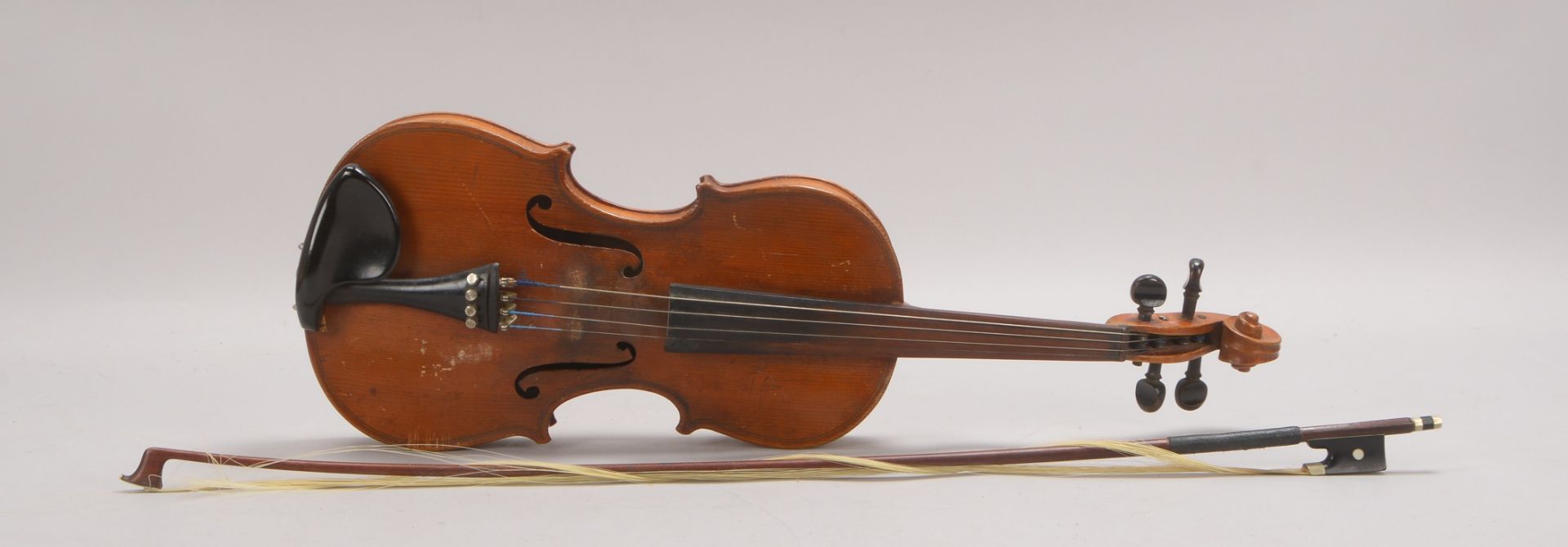 Alte Geige, Zettel bez. &#039;A. Stradivarius Cremonensis Fac. Anno 1773&#039;, mit Bogen/Koffer