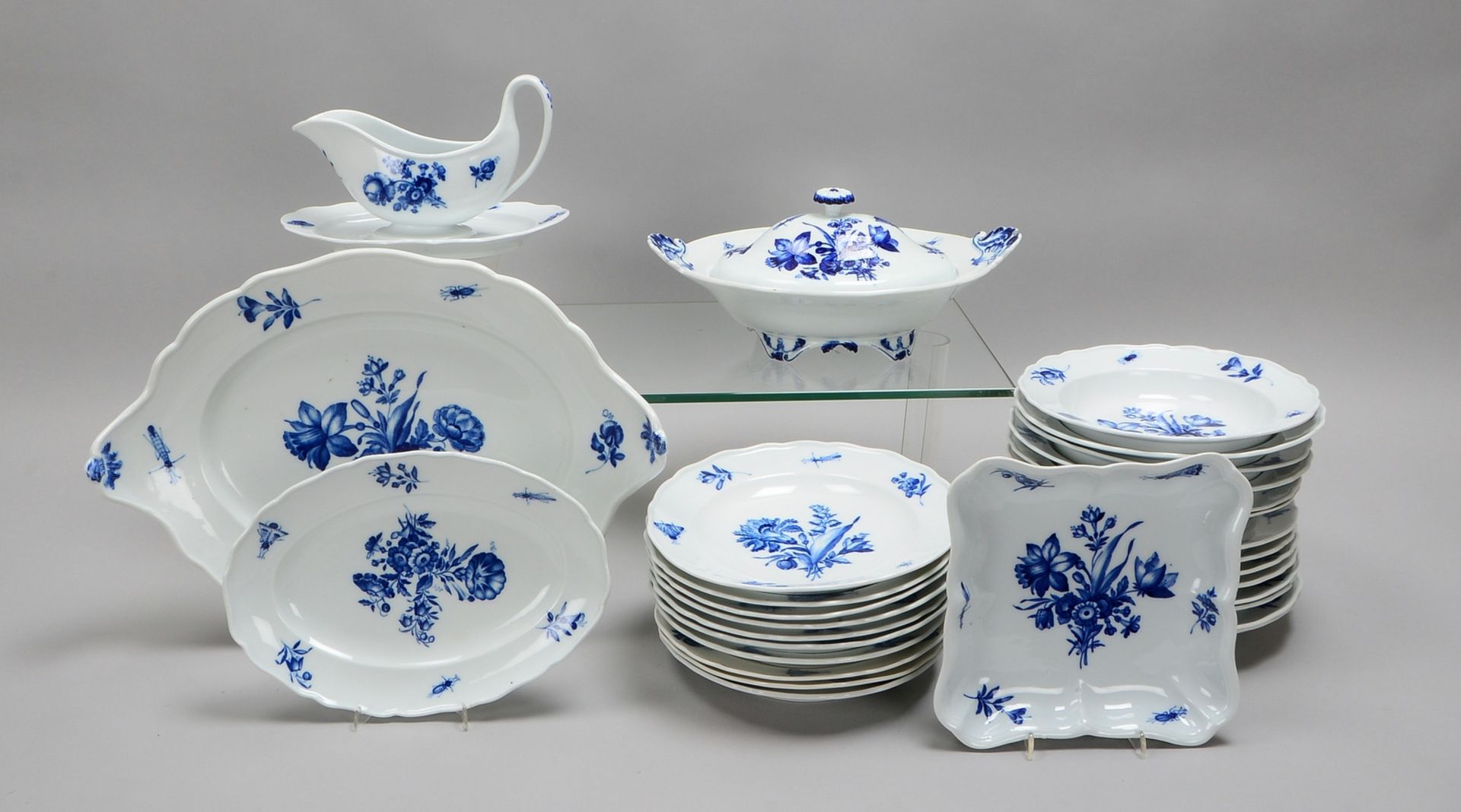 Meissen, Rest-Speiseservice, mit blauem Dekor, &#039;Blumenbouquets mit Insekten&#039;, 29-tlg.