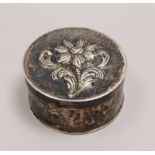 Kl. Dose, Silber (punz./Tremolierstrich), Deckel mit relief. Blütenmotiv; Gew. 17,5 g