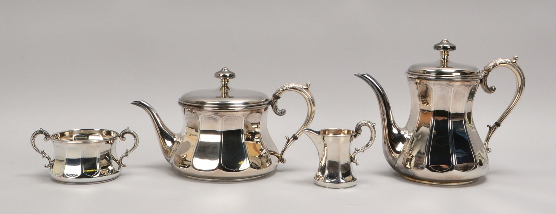 Kaffee-/Teekern, 830/800 Silber: Kaffee- und Teekanne, Zucker und Sahne; Gew. 1.975 g