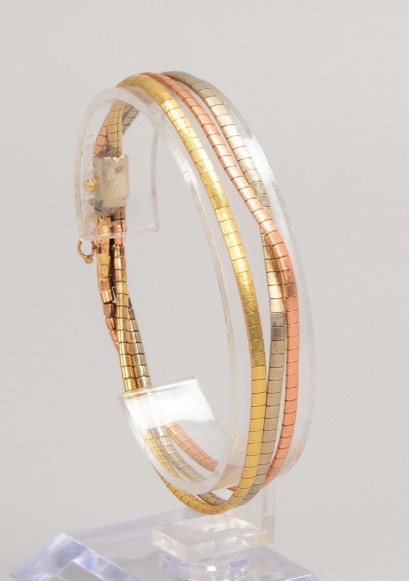 Armband, 585 Gold/Tricolor, 3-strängig, mit Steckschließe; Länge 18,5 cm, Gewicht 17,90 g