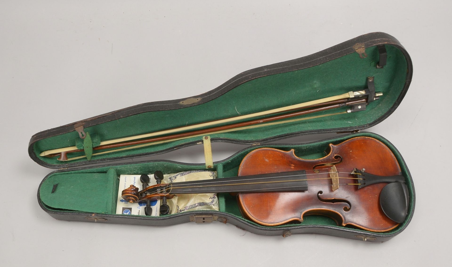Geige, im Innenkorpus bez. &#039;Schuster &amp; Co., Markneukirchen/Sachsen&#039;, mit 2x B&ouml;gen
