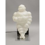 Tischlampe, Vintage-Werbefigur 'Michelin-Männchen' auf Chromstand, mit Schnurschalter