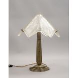 Tischlampe, 1-fl., Metallfuß mit zeittyp. Ornamentik, mit Glasschirm, am Schirm sign.