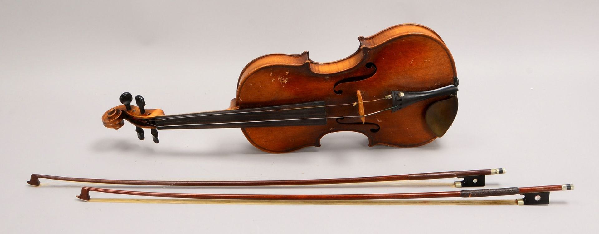 Alte Geige, mit 2x B&ouml;gen und Zubeh&ouml;r, im Holzkoffer; L&auml;nge 60 cm - Image 2 of 2