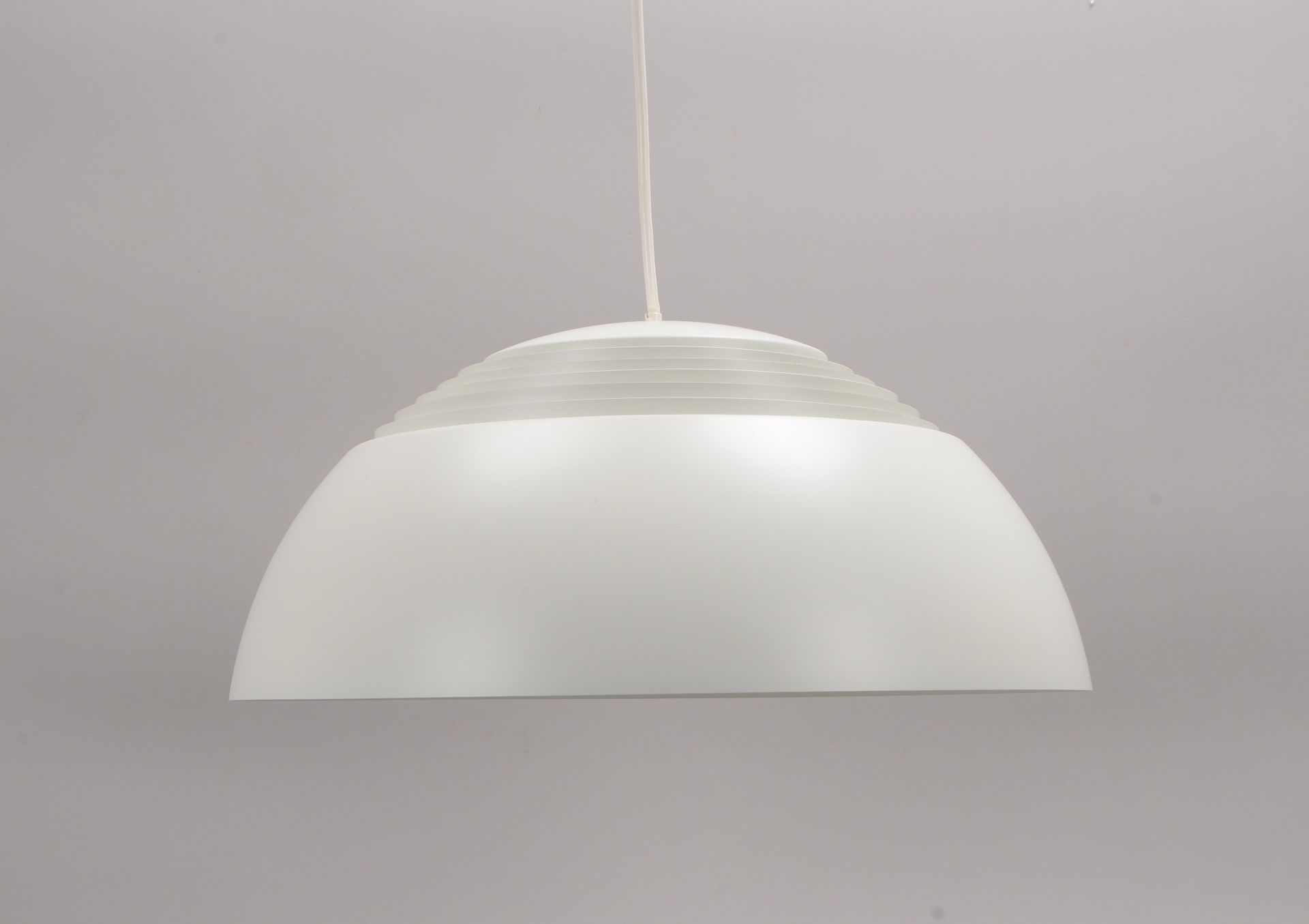 Louis Poulsen, Deckenlampe, &#039;AJ Royal&#039;, 4-fl., Metall mattwei&szlig; elox., Entw. Arne Jac