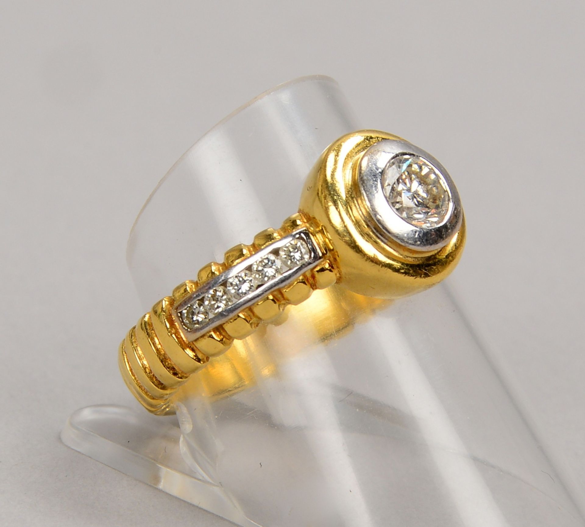 Ring, 750 GG/WG, mit Altschliff-Diam./ca. 0,35 ct, und 10x kl. Brill.; RG 58, Gew. 7,70 g