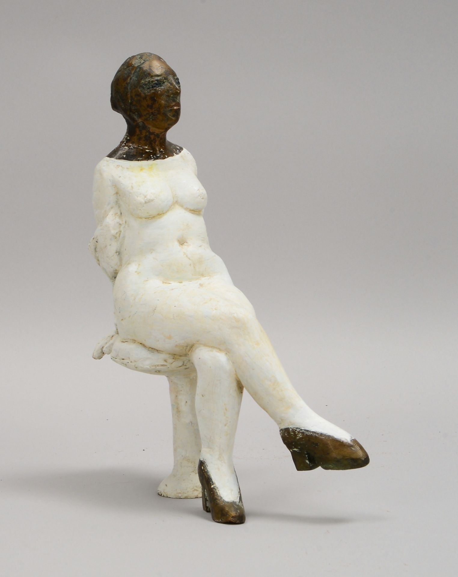 Eufe, Gisela, Bronzeskulptur, &#039;Sich entkleidende Frau auf Hocker&#039;, 2-farb. Guss