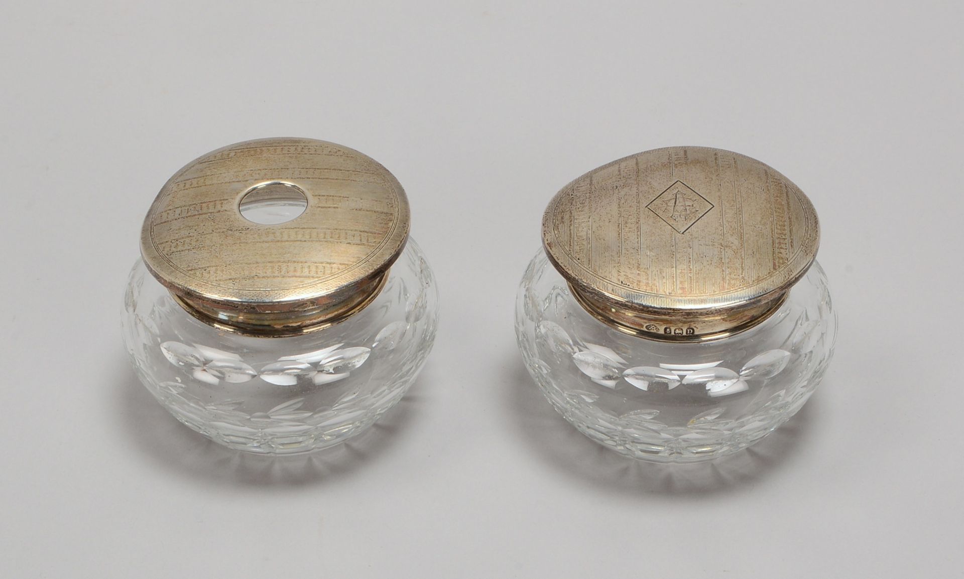 Paar Deckelgefäße, Kristallglas mit Sterlingsilber-Deckel (punz.); Höhe 7,5 cm, Ø 10 cm 