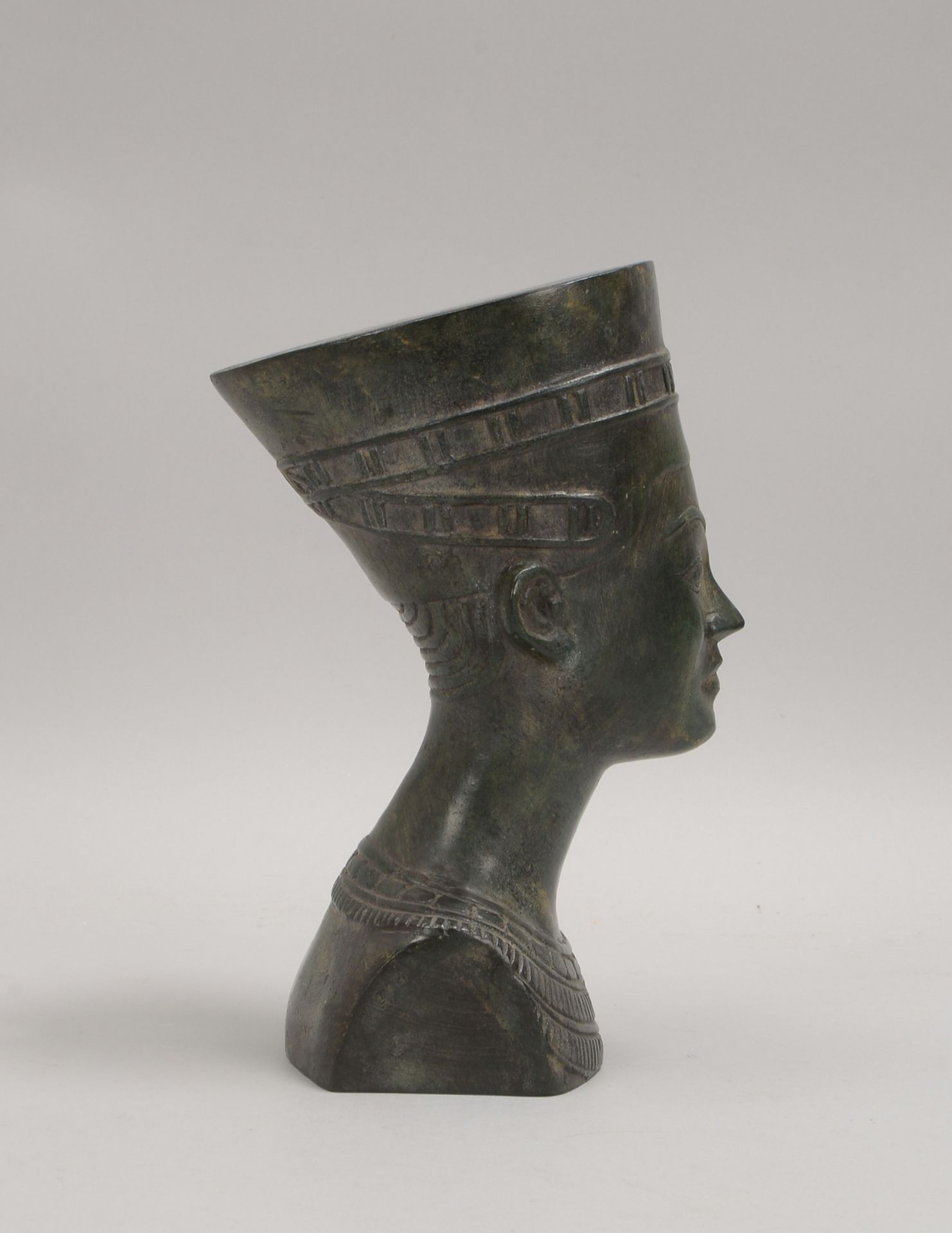 Bronzeb&uuml;ste (nach &auml;gypt. Vorbild), &#039;Nofretete&#039;, Hohlguss mit gr&uuml;ner Patina; - Image 2 of 2