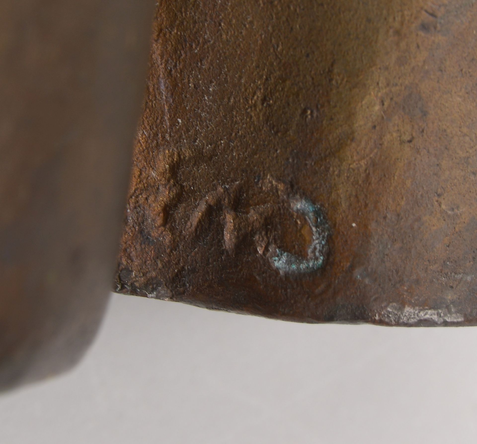 Bronzeskulptur, &#039;Inniges Paar&#039;, Hohlguss-Figur, r&uuml;ckseitig monogrammiert; H&ouml;he 1 - Image 3 of 3