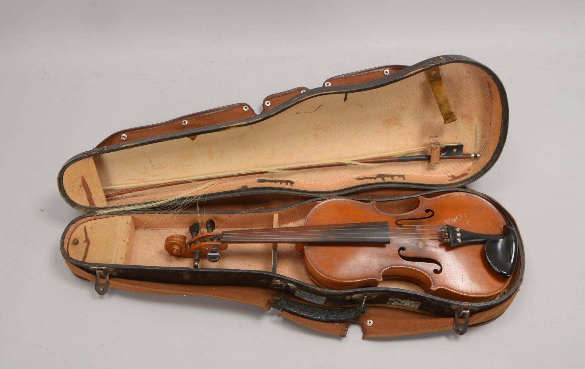 Alte Geige, Zettel bez. &#039;A. Stradivarius Cremonensis Fac. Anno 1773&#039;, mit Bogen/Koffer - Image 2 of 2