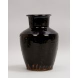 Vase (China, 16. Jh. - Ming-Dynastie), Keramik, mit schwarzer Glasur; H&ouml;he 28 cm