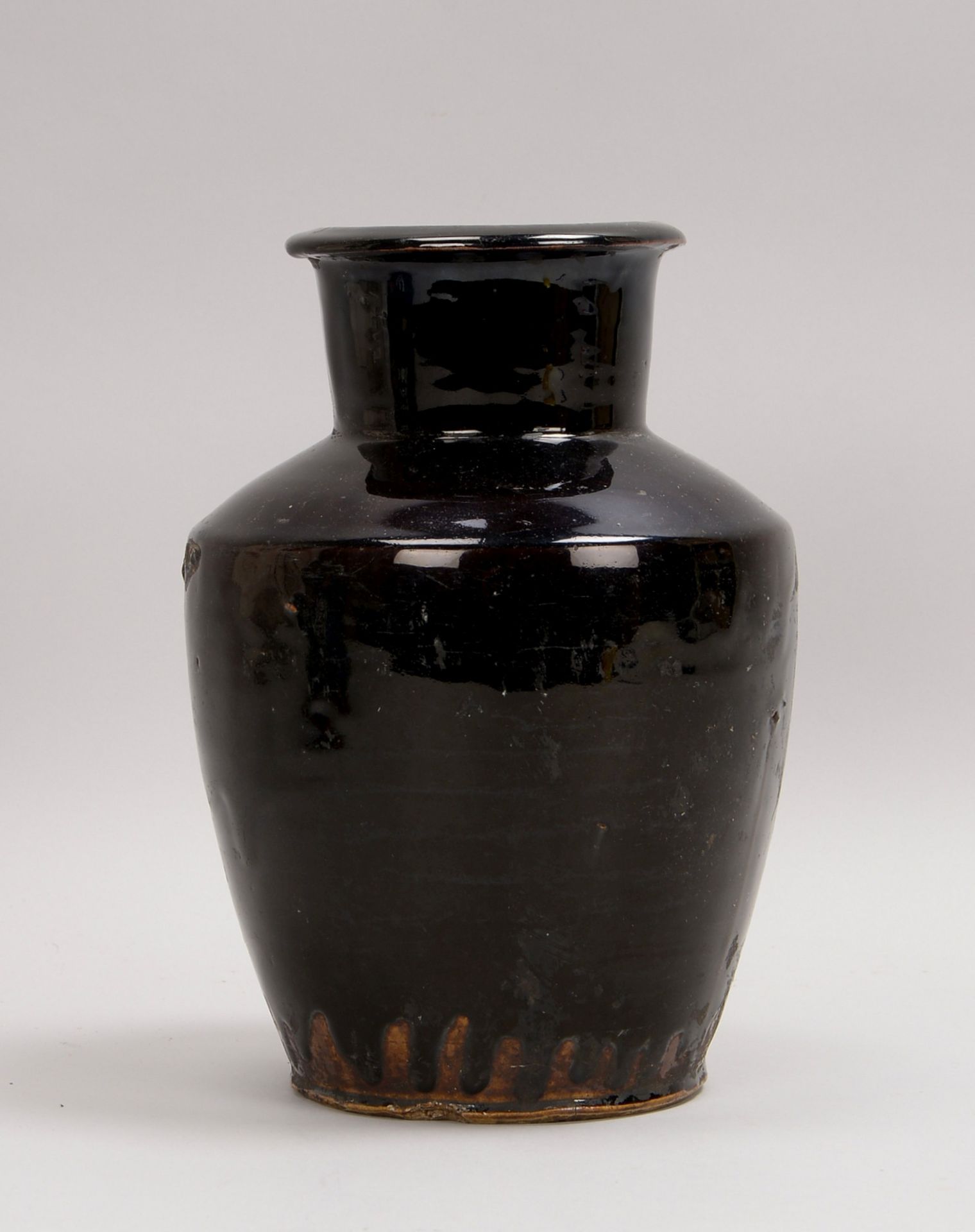 Vase (China, 16. Jh. - Ming-Dynastie), Keramik, mit schwarzer Glasur; Höhe 28 cm
