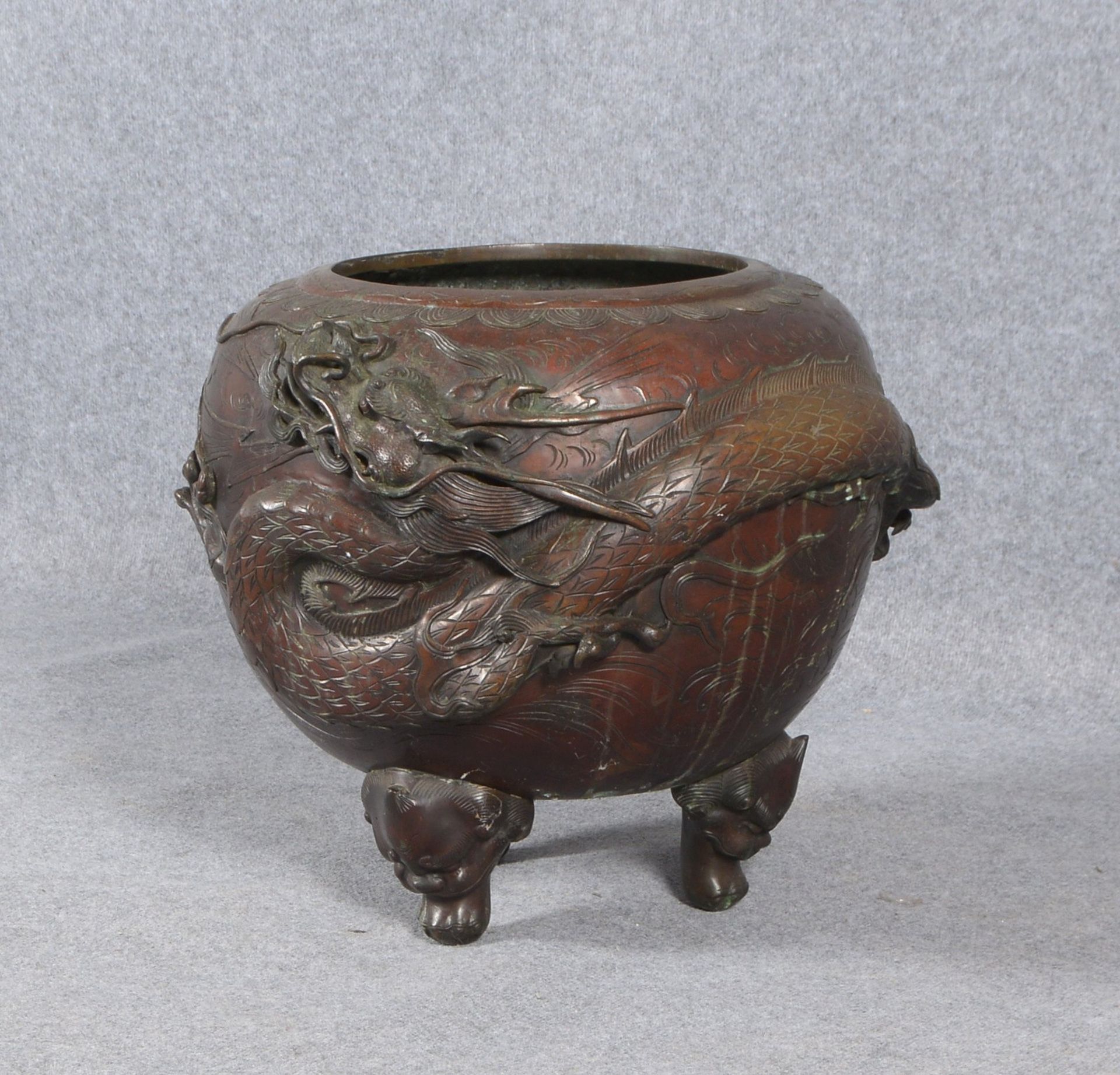 Gr. Fishbowl, Metallguss pat., mit starkem Drachen-Reliefdekor, auf 3x figürl. Füßen - Bild 2 aus 2