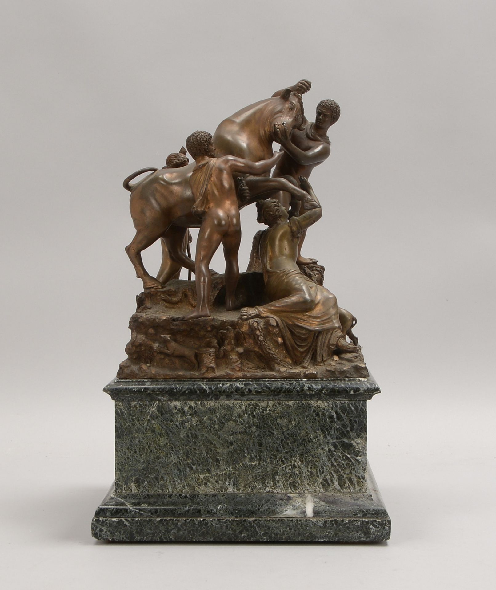 Bronze-Figurengruppe, 'Farnesischer Stier', lose auf schwerem Marmorsockel; Höhe 27 cm - Bild 2 aus 3