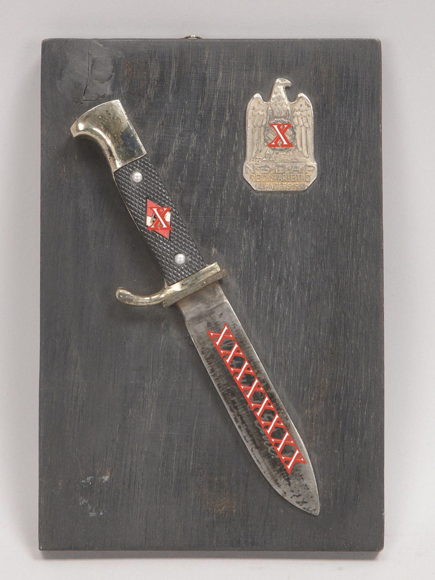 'HJ'-Fahrtenmesser und Abz. 'Reichsparteitag Nürnberg 1933', jew. auf Holzplatte montiert