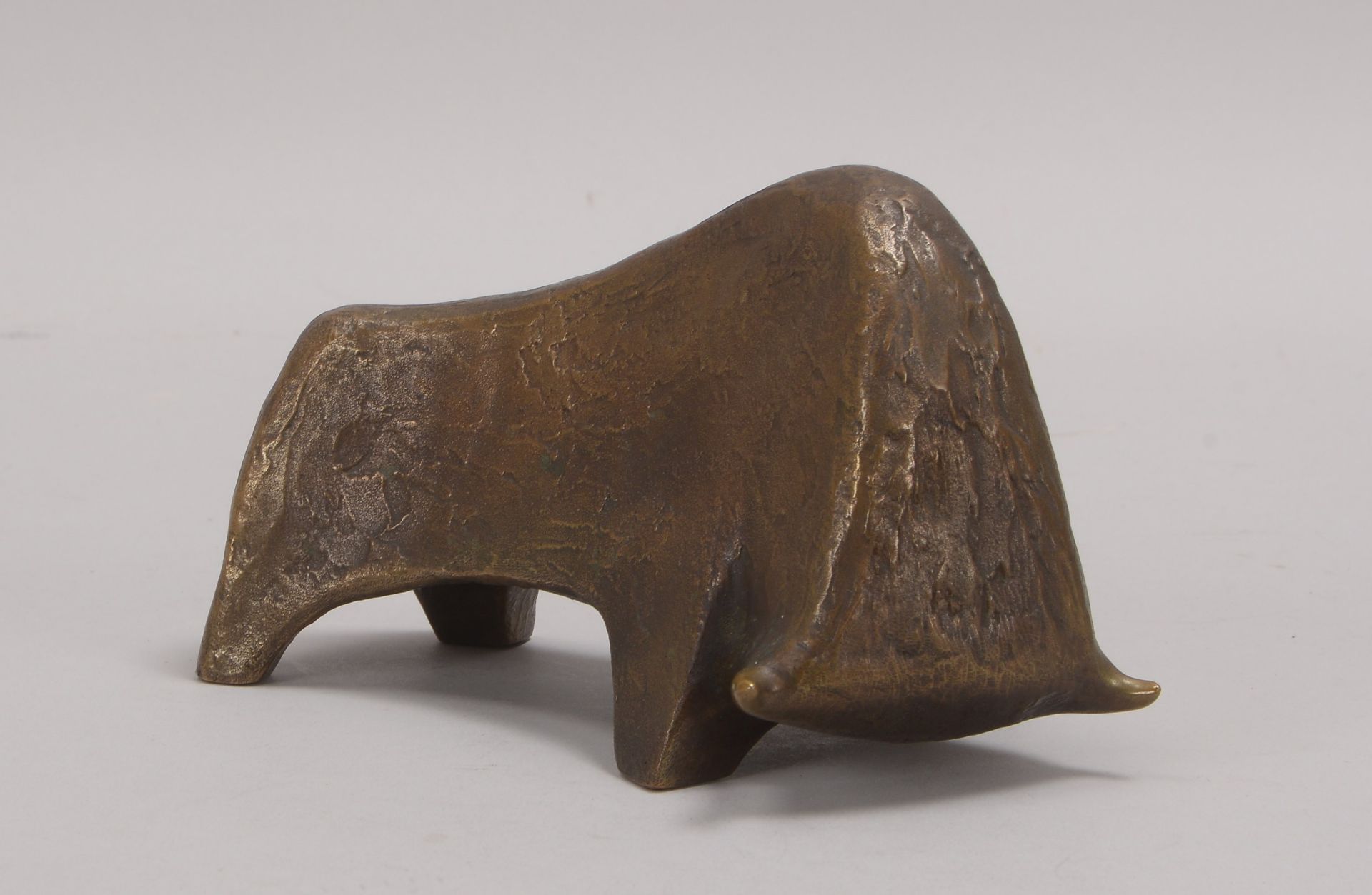 Bronzeskulptur, &#039;Stier&#039; - stilisierte Darstellung, unsign.; H&ouml;he 10 cm, L&auml;nge 17 - Image 2 of 2