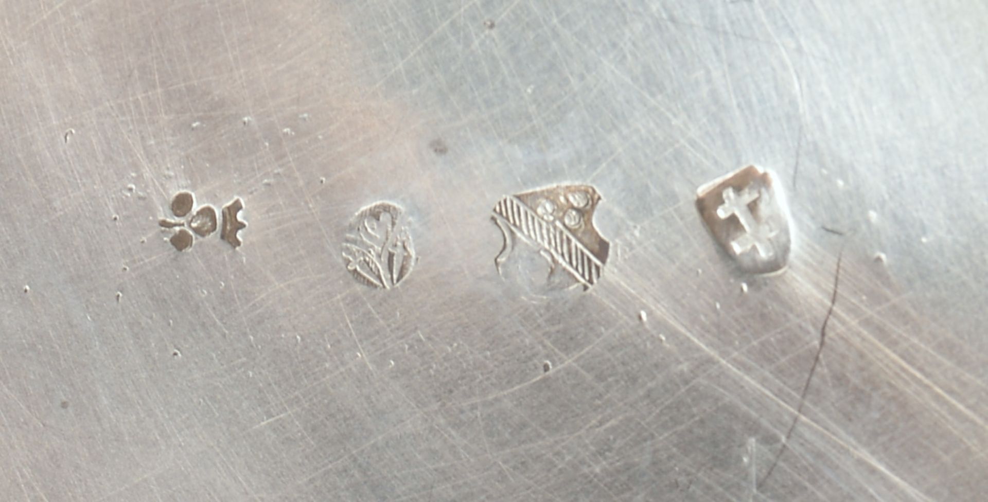 Silberhumpen, mit Putto-Reliefdarst., Scharnierdeckel mit Zapfenknauf, Widmung, Punz. - Bild 5 aus 5
