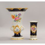 Meissen, 2 Porz.-Vasen, versch. Ausf., mit &#039;Blumenbouquets&#039; auf kobaltblauem Fond
