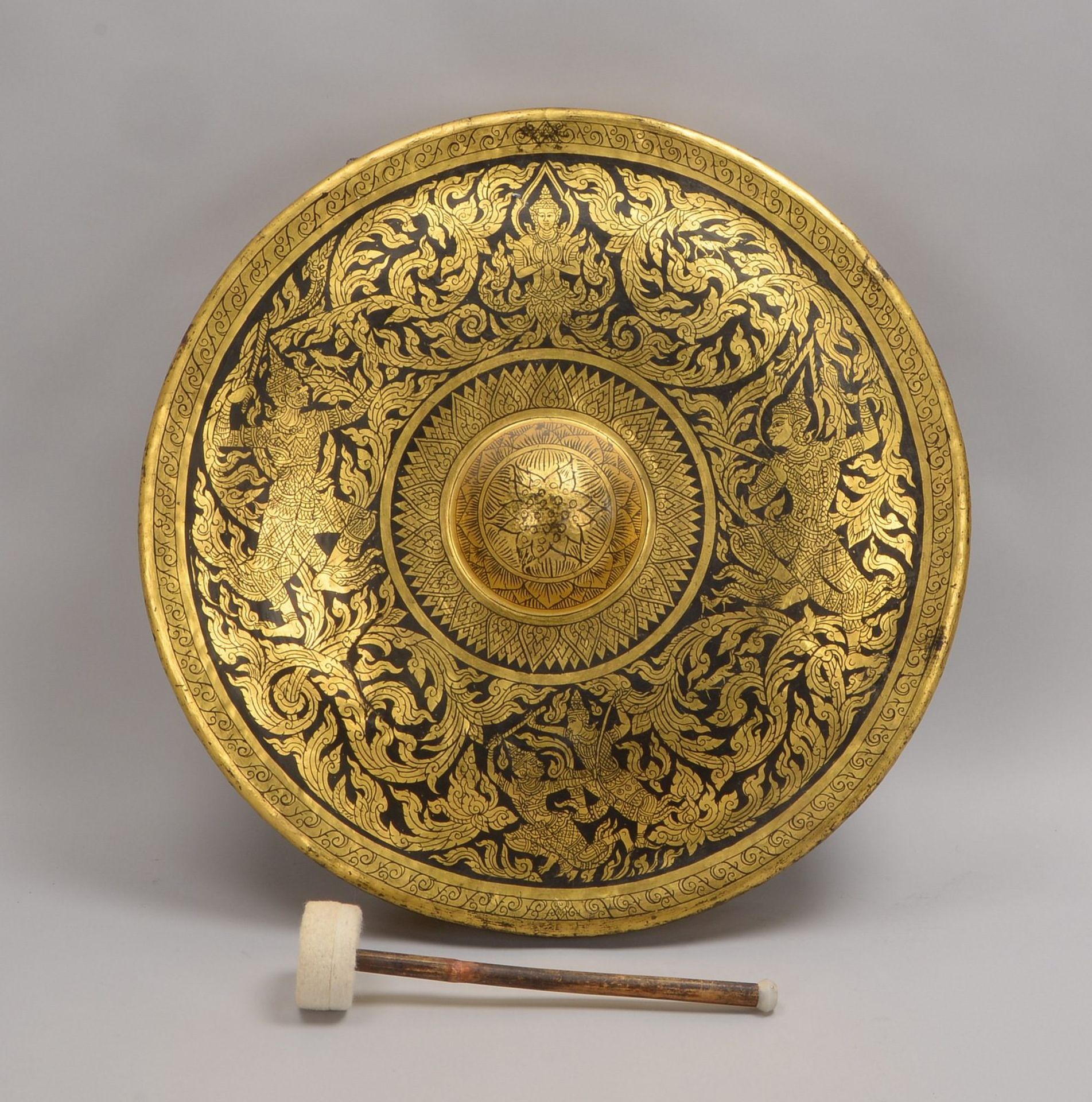 Gong, Bronze geschwärzt und vergoldet, mit buddhistischer Malerei - mit Klöppel; Ø 60 cm