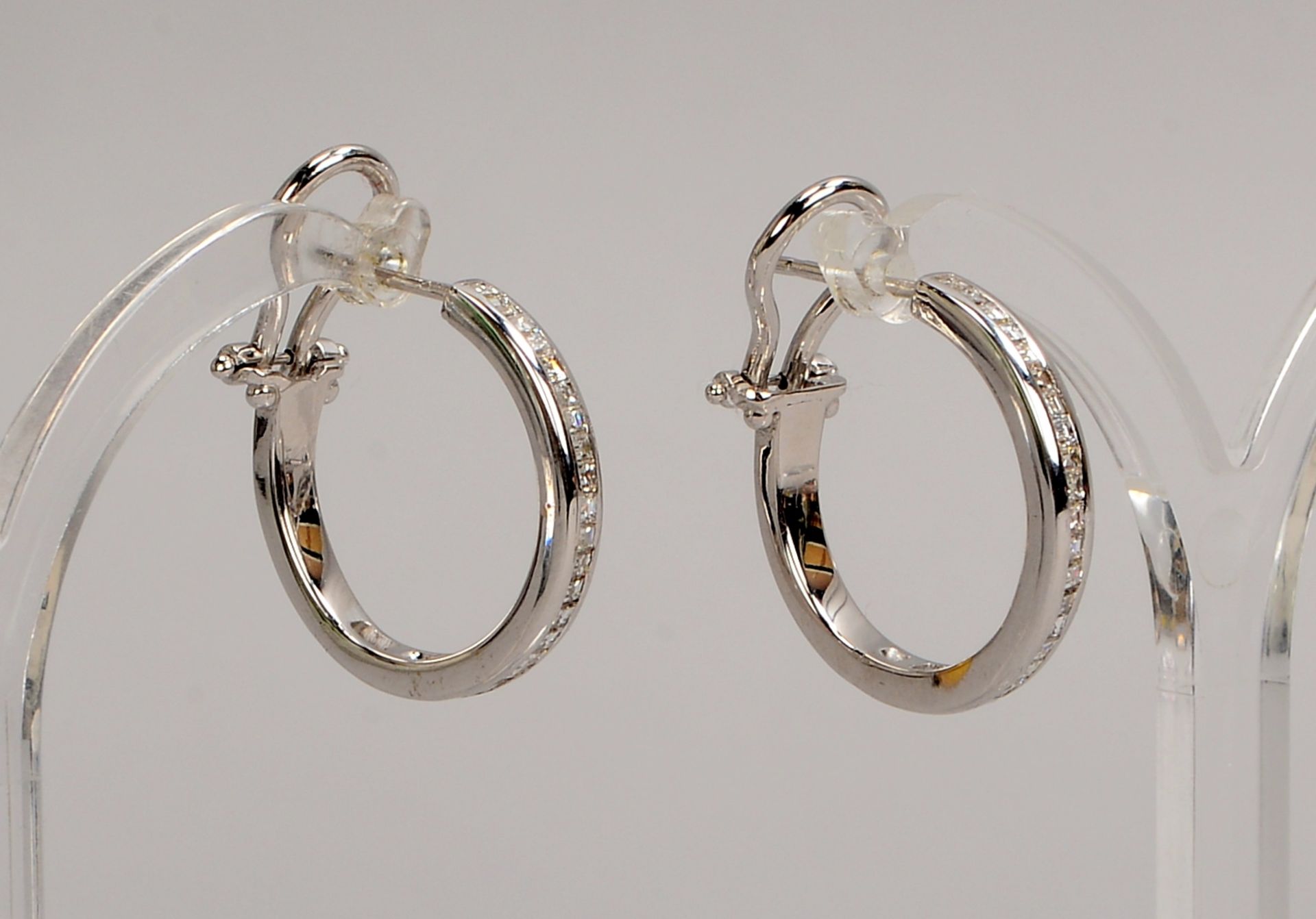 Paar Creolen, 750 WG (gest.), mit je 25x Diamanten, Clipschlie&szlig;e; &Oslash; 2 cm, Gew. 7,80 g