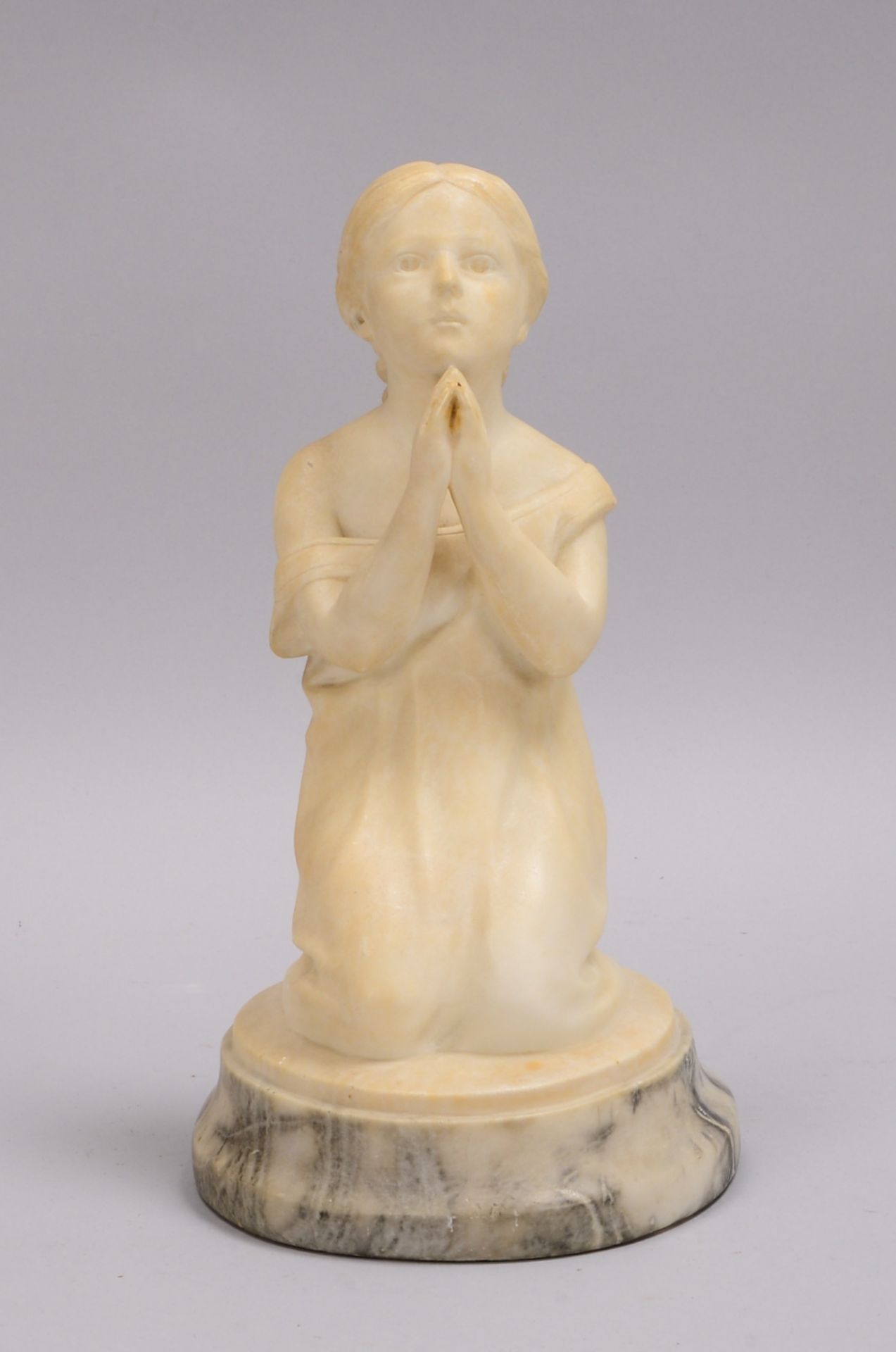 Felling, Alabaster-Skulptur, &#039;Betende&#039;, verso signiert, Figur auf Marmorsockel; H&ouml;he - Image 2 of 3