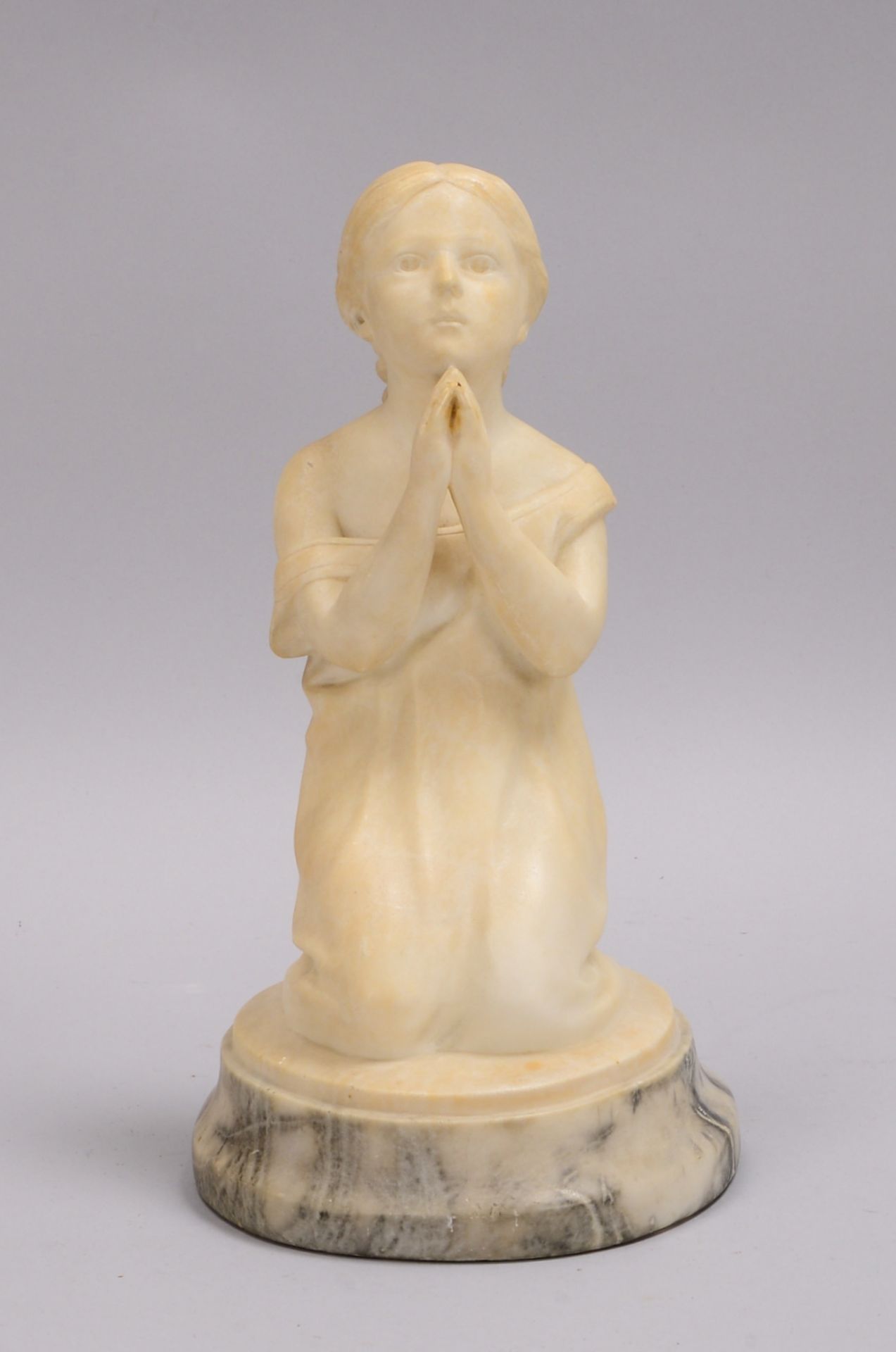 Felling, Alabaster-Skulptur, 'Betende', verso signiert, Figur auf Marmorsockel; Höhe 27 cm - Bild 2 aus 3