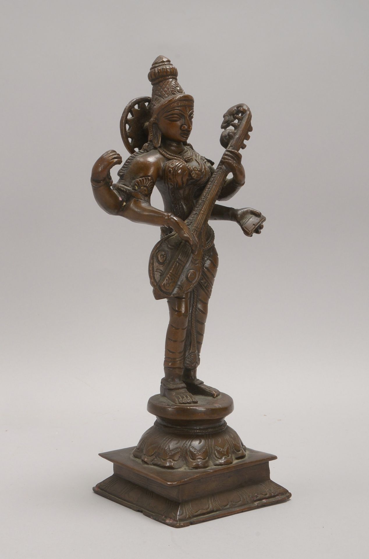 Bronzeskulptur, &#039;Mandolinenspielerin&#039;, als 4-armige Figur dargestellt; H&ouml;he 30 cm - Image 2 of 2