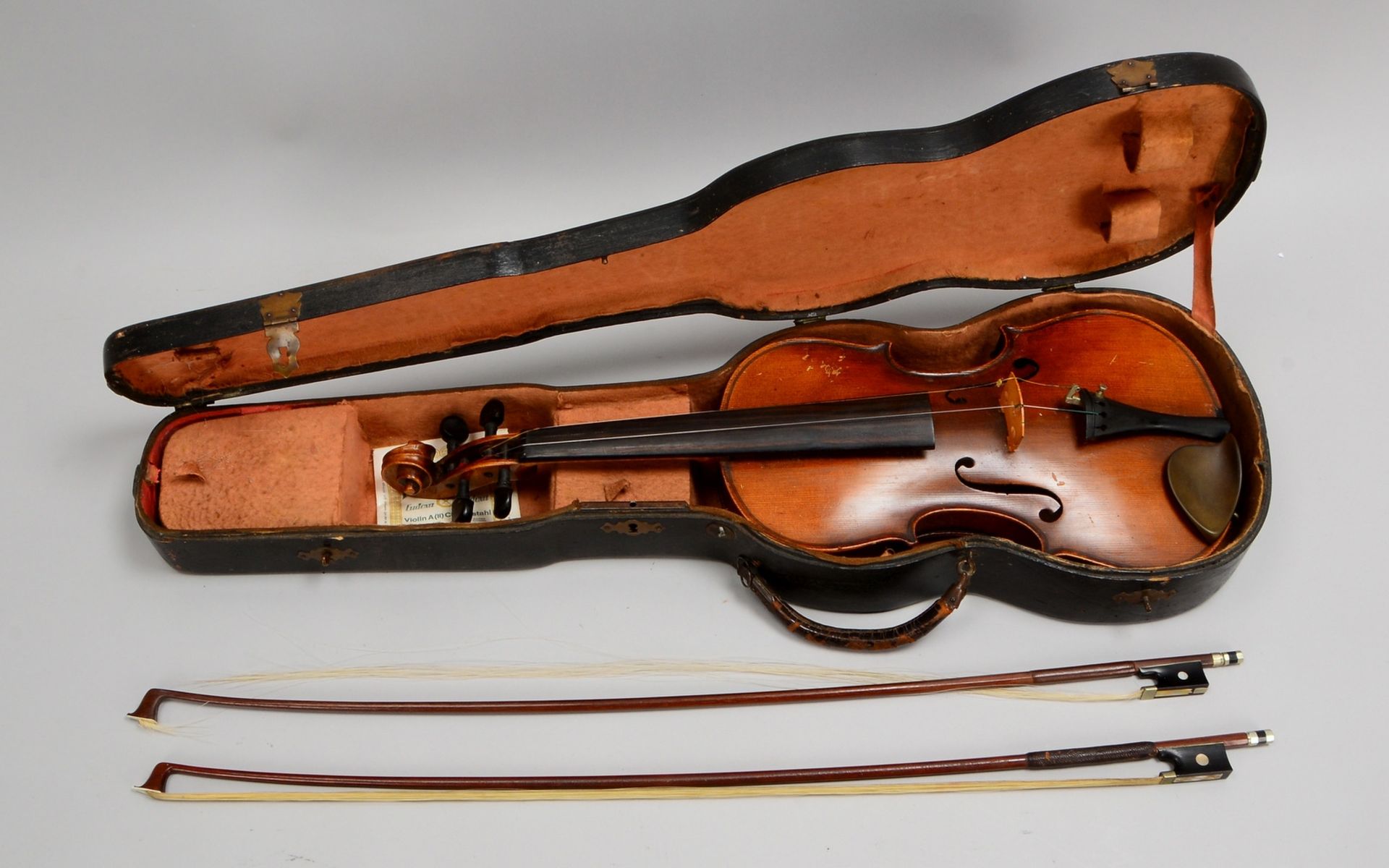 Alte Geige, mit 2x B&ouml;gen und Zubeh&ouml;r, im Holzkoffer; L&auml;nge 60 cm