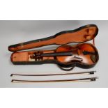 Alte Geige, mit 2x Bögen und Zubehör, im Holzkoffer; Länge 60 cm
