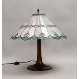 Tischlampe, 2-fl., Schirm mit Bleiverglasung, auf Bronze-Fuß, mit Zugschalter