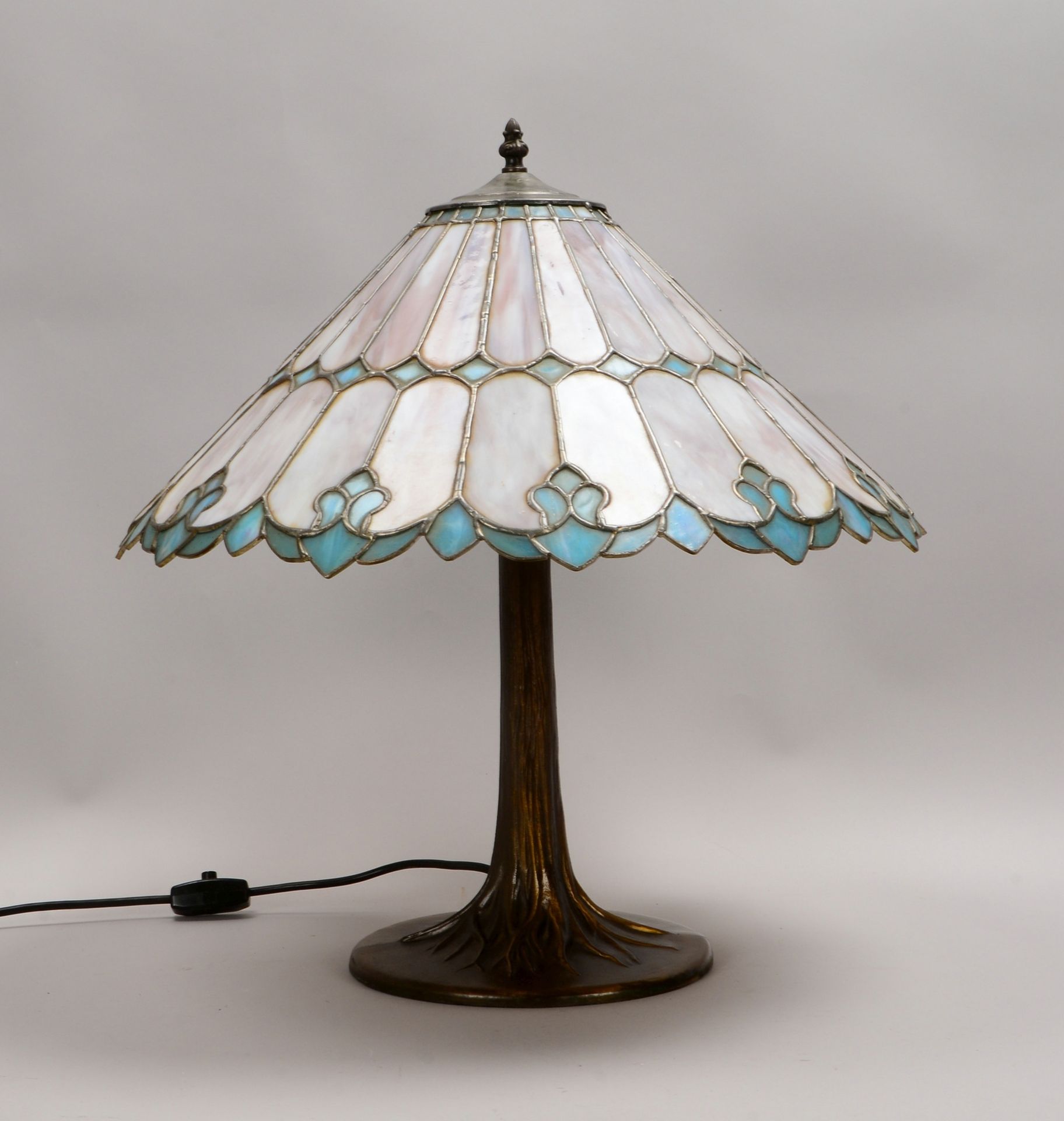 Tischlampe, 2-fl., Schirm mit Bleiverglasung, auf Bronze-Fu&szlig;, mit Zugschalter