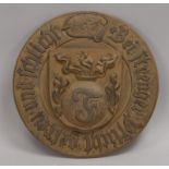 Wappen, Bronze, rund, mit Wahlspruch, &#039;Bei strenger Pflicht getreu und schlicht&#039;; &Oslash;