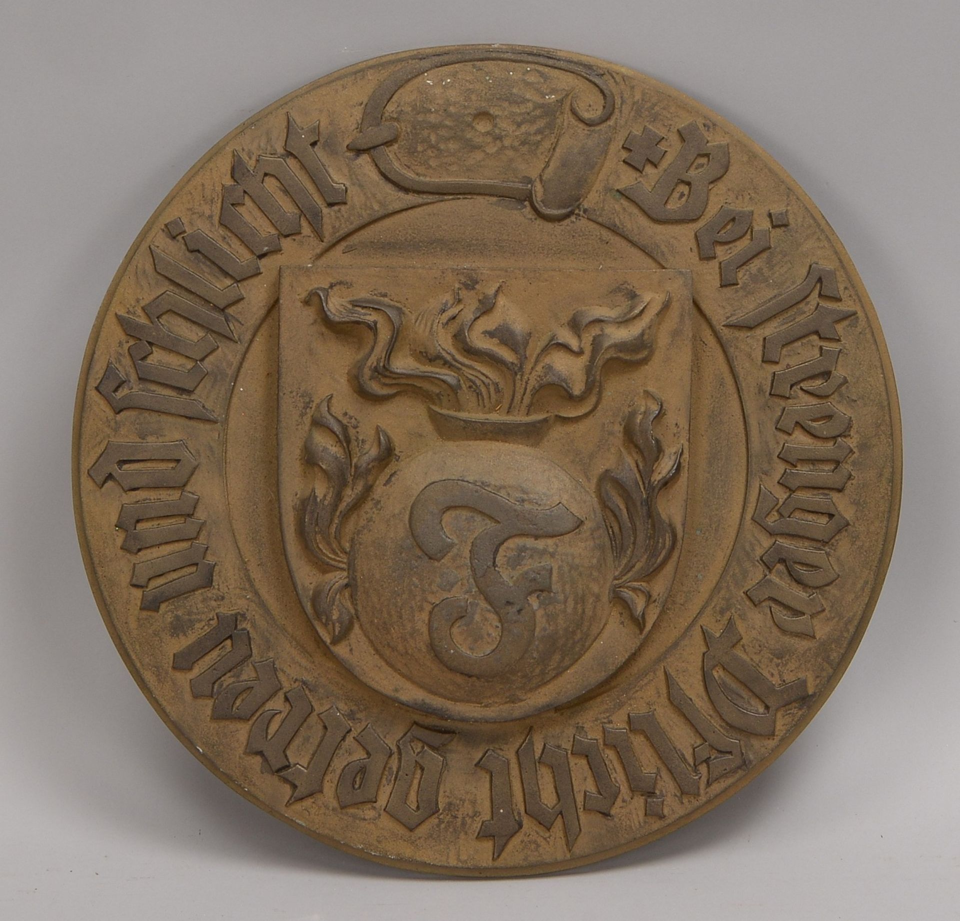 Wappen, Bronze, rund, mit Wahlspruch, &#039;Bei strenger Pflicht getreu und schlicht&#039;; &Oslash;