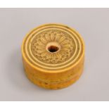 Deckeldose (China), antik, Deckel beschnitzt (einzelnes Ornament fehlt)