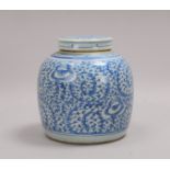Ingwertopf (China), mit floralem Unterglasurdekor in Blau, mit Deckel; H&ouml;he 22 cm