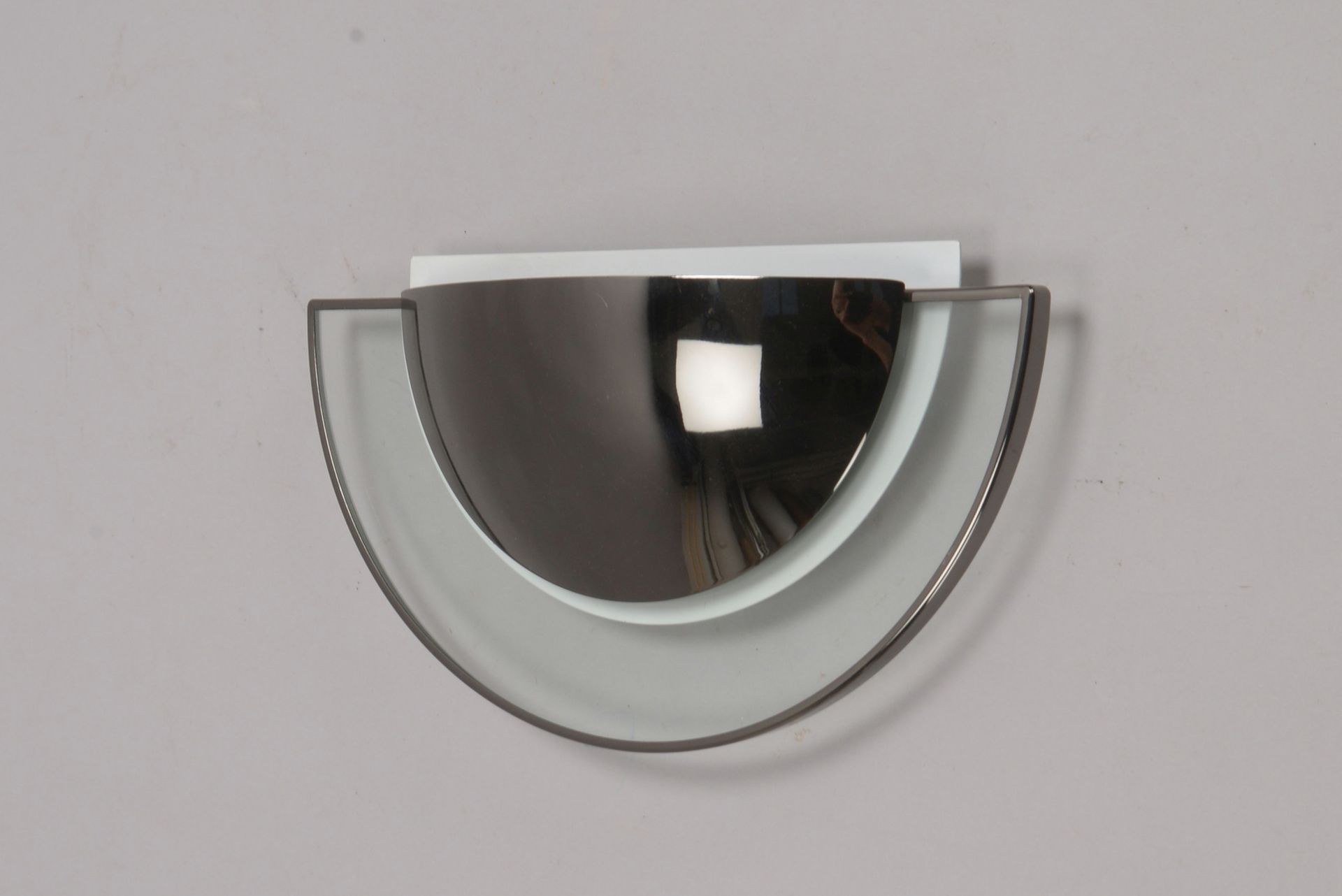Estiluz, Designer-Wandlampe, 1-fl., halbrunde Metallscheibe und Glasscheibe