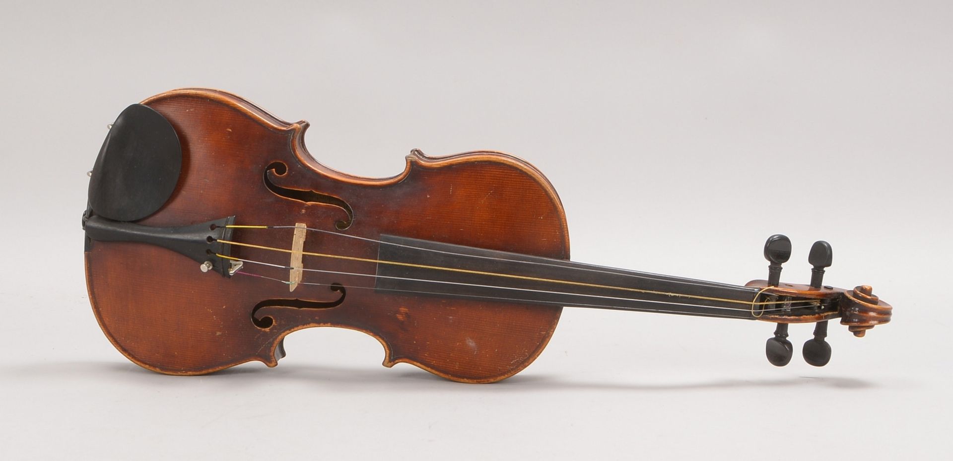Geige, im Innenkorpus bez. 'Schuster & Co., Markneukirchen/Sachsen', mit 2x Bögen, im Koffer - Bild 3 aus 3