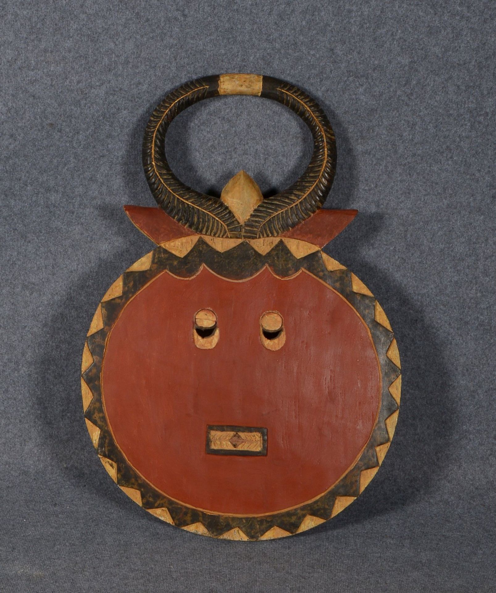 Tanz-/Ritualmaske, stilis. gehörnter Kopf, 'Büffelgott', Holz farb. gef.; Maße 98 x 67 cm