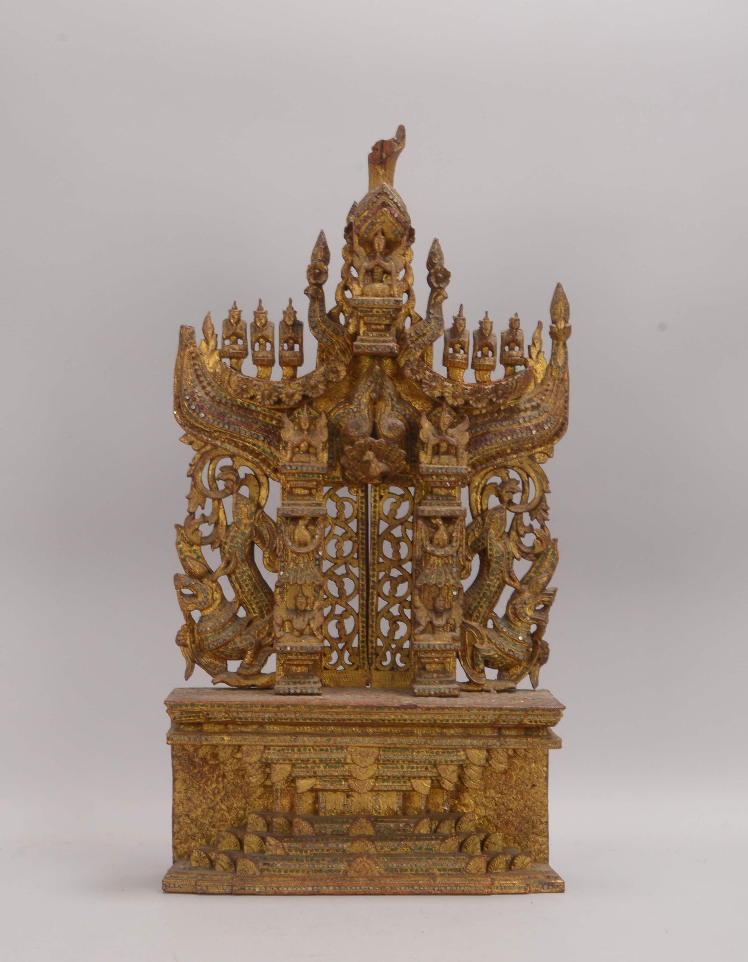 Hausaltar, Holz vergoldet, tempelartiger Aufbau, partiell durchbr./teils figürl., mit Glassteinen