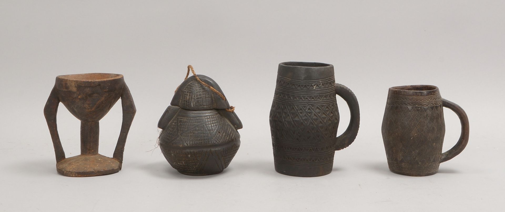 4 Trinkgefäße, Holz, teils mit geometr. Ornamentierung: 2x Krüge, 1 Kelch, 1 Trinkflasche