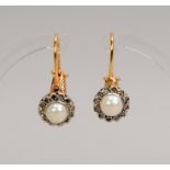 Paar Ohrhänger, 12 kt Gold/Silber, mit Perle und Diamantsplittern; Länge 2,5 cm, Gew. 7,70 g