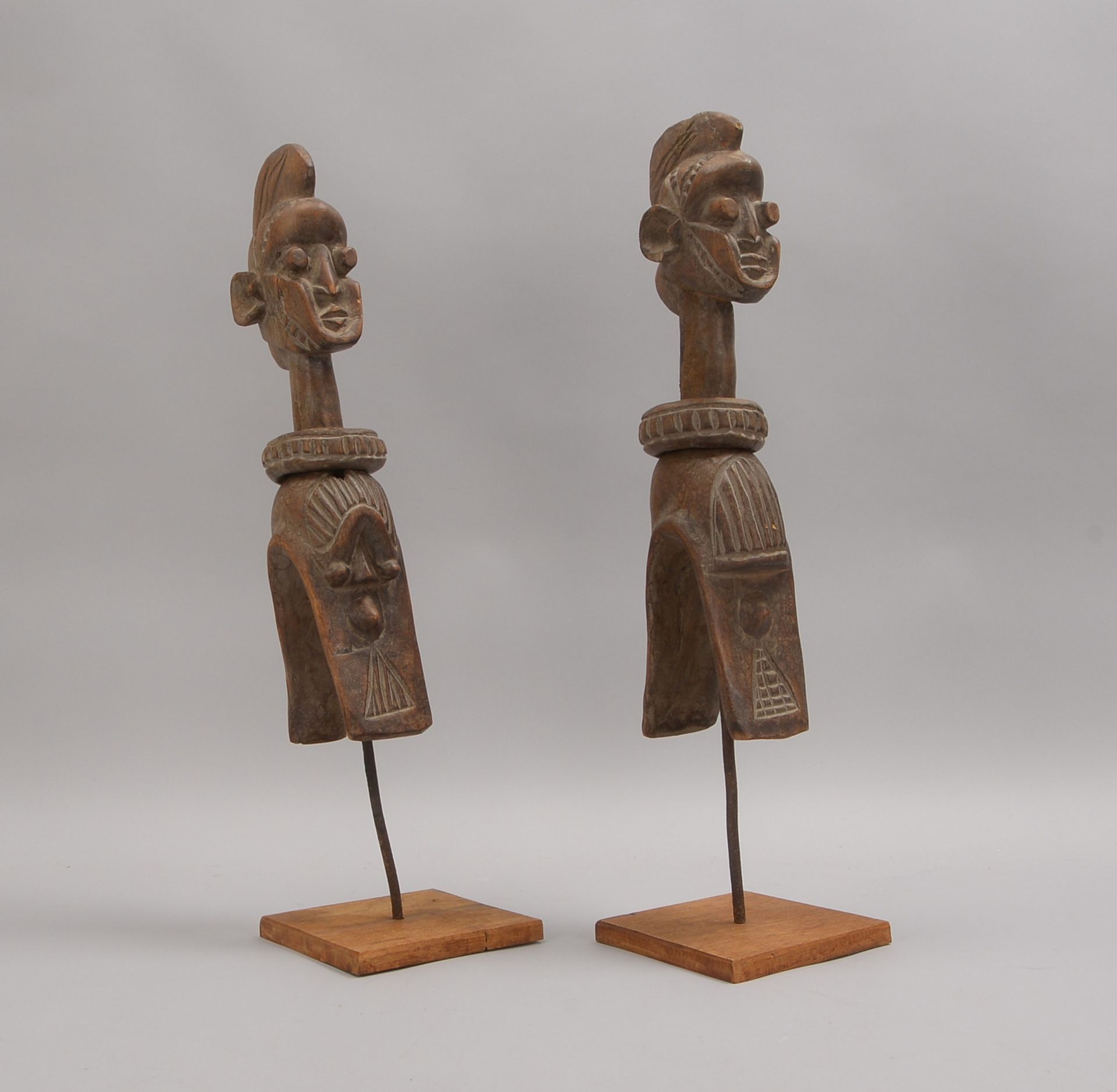 Paar Holzskulpturen, 'Mann und Frau', geschnitzt, jeweils auf Ständer; Höhe 45 cm - Bild 2 aus 2