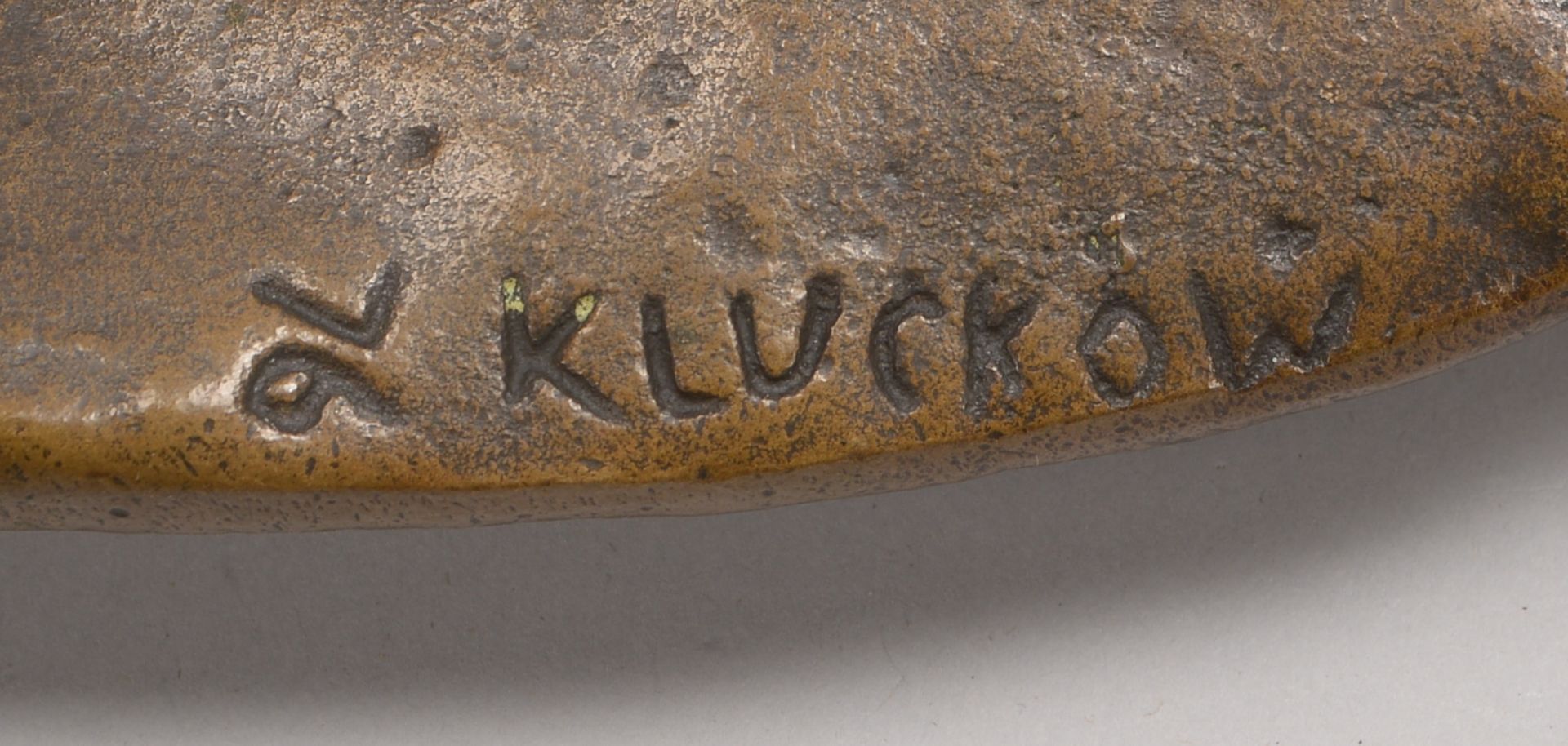 Kluckow, Gerhard, Bronzeskulptur, &#039;Frau mit Halsschmuck&#039;, r&uuml;cks. sign./dat. (19)&#039 - Image 2 of 2
